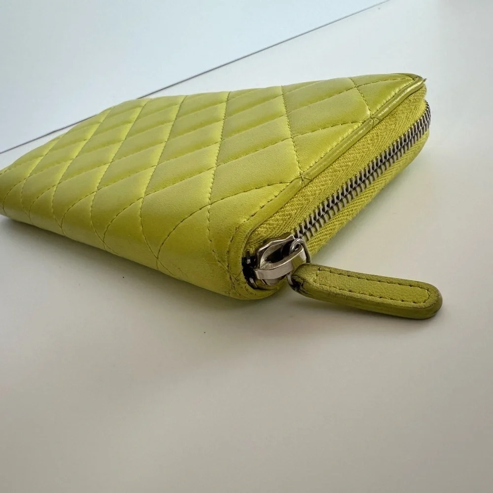 Chanel Pre-loved Diamond-Quilted Wallet in yellow lambskin leather